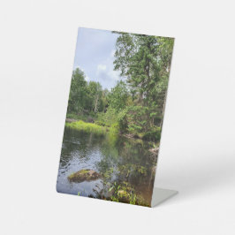 Kalm en sereen reclamebord met voetstuk