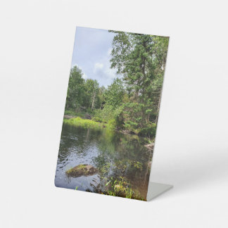 Kalm en sereen reclamebord met voetstuk