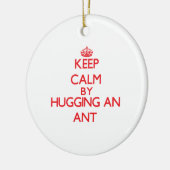 Kalm houden door een Ant te knuffelen Keramisch Ornament (Links)