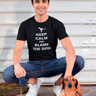 Kalm houden en de hond de schuld geven    T-Shirt