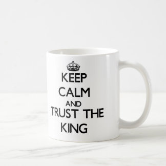 Kalm houden en de koning vertrouwen koffiemok