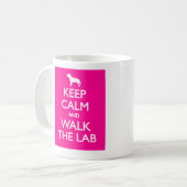 Kalm houden en de labrador lopen koffiemok (Voorkant links)