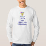 Kalm houden en de Menorah verlichten T-shirt<br><div class="desc">Licht de Menorah deze Chanokah.  Geweldig cadeau voor al je Joodse vrienden</div>