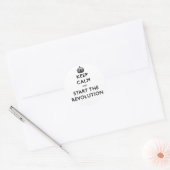 Kalm houden en de revolutie starten ronde sticker (Envelop)