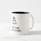 Kalm houden en de revolutie starten tweekleurige koffiemok (Voorkant rechts)