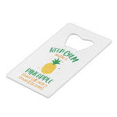 Kalm houden en een ananas-zomer zijn creditkaart flessenopener (Voorkant Gekanteld)