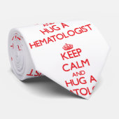 Kalm houden en een hematoloog vasthouden stropdas (Opgerold)