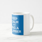 Kalm houden en een Plumber Mok (wit op blauw) vast (Voorkant rechts)