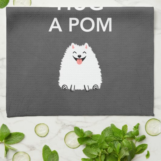 Kalm houden en een pom-pommern vasthouden theedoek (Gevouwen)