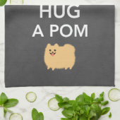 Kalm houden en een pom vasthouden - Cute Tan Pomme Theedoek (Gevouwen)