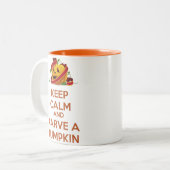 Kalm houden en een pompoen Mok snijden (Voorkant links)
