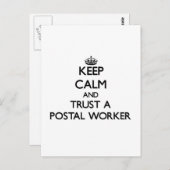 Kalm houden en een postmedewerker vertrouwen briefkaart (Voorkant / Achterkant)