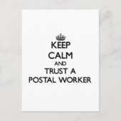 Kalm houden en een postmedewerker vertrouwen briefkaart (Voorkant)