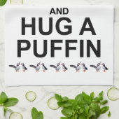 Kalm houden en een Puffin Kitchen Towel vasthouden Theedoek (Gevouwen)