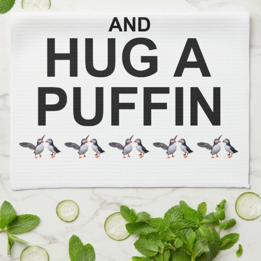 Kalm houden en een Puffin Kitchen Towel vasthouden Theedoek (Gevouwen)