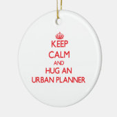Kalm houden en een stadsplanner vasthouden keramisch ornament (Links)