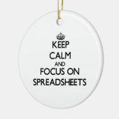 Kalm houden en focussen op spreadsheets keramisch ornament (Links)