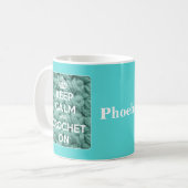 Kalm houden en haken op blauw houden koffiemok (Voorkant links)