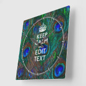 Kalm houden en Jouw tekst hebben op Peacock Feathe Vierkante Klok (Hoek)