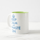 Kalm houden en Namasté op de mok van jaloezie medi (Voorkant links)