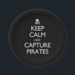 Kalm houden en Piraten vastleggen Papieren Bordje<br><div class="desc">Het piraatontwerp kenmerkt een oud piraatvlaggenafbeelding van een schedel en dwars-botten samen met een opname op de oude Britse Keep Calm-posters. Deze zeggen 'Keep Calm and Capture Pirates' - perfect voor Halloween,  Talk as A Pirate Day,  any pirate themateverjaardagsfeest of andere piratenevenementen.</div>