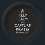 Kalm houden en Piraten vastleggen Papieren Bordje<br><div class="desc">Het piraatontwerp kenmerkt een oud piraatvlaggenafbeelding van een schedel en dwars-botten samen met een opname op de oude Britse Keep Calm-posters. Deze zeggen 'Keep Calm and Capture Pirates' - perfect voor Halloween,  Talk as A Pirate Day,  any pirate themateverjaardagsfeest of andere piratenevenementen.</div>
