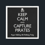 Kalm houden en Piraten vastleggen Servet<br><div class="desc">Het piraatontwerp kenmerkt een oud piraatvlaggenafbeelding van een schedel en dwars-botten samen met een opname op de oude Britse Keep Calm-posters. Deze zeggen 'Keep Calm and Capture Pirates' - perfect voor Halloween,  Talk as A Pirate Day,  any pirate themateverjaardagsfeest of andere piratenevenementen.</div>