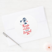 Kalm houden en reizen op grappige toeristenlijst ronde sticker (Envelop)