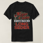 Kalm houden Het wordt een lange seder-vun Matzah. T-shirt (Design voorkant)