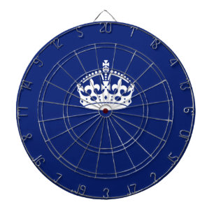 Kalm kroonkroon houden op blauw marinekleur dartbord