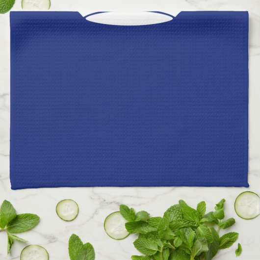 Kalm kroonkroon houden op blauw marinekleur theedoek (Gevouwen)