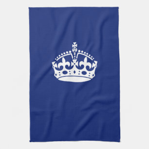 Kalm kroonkroon houden op blauw marinekleur theedoek