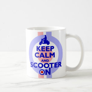 Kalm scooter op (blauw) reismolen houden koffiemok