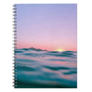 Kalm waterlichaam tijdens een gouden uur notitieboek