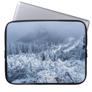 Kalm winterdag bovenop de bergen laptop sleeve