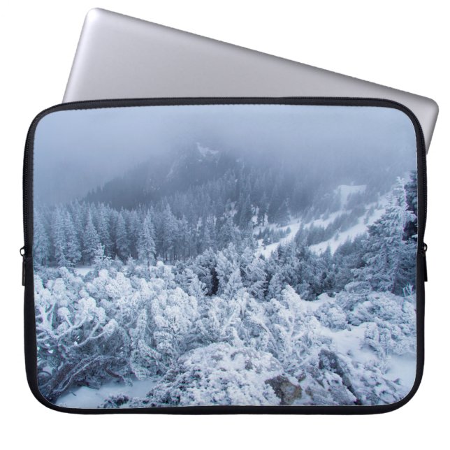 Kalm winterdag bovenop de bergen laptop sleeve (Voorkant)