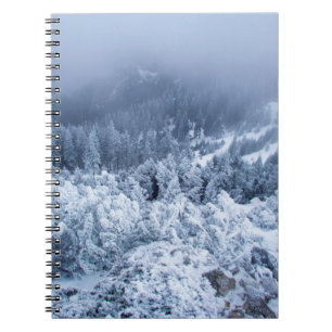 Kalm winterdag bovenop de bergen notitieboek
