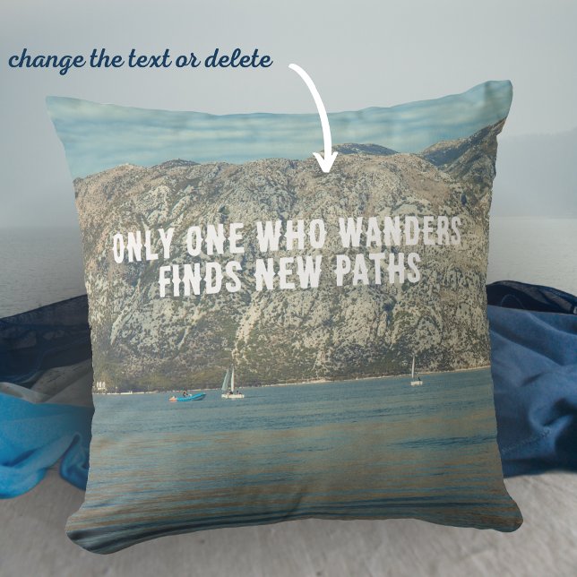 Kalm Zee en mooie bergen Kussen (Creator heeft geüpload)