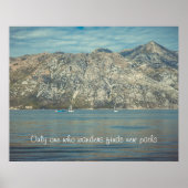 Kalm Zee en mooie bergen Poster (Voorkant)