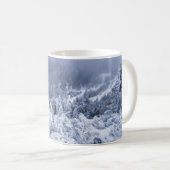 Kalme winterbergen: mistige sereniteit. koffiemok (Voorkant rechts)