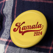 Kamala 2024 Retro Varsity Gold en Rode Button Pin