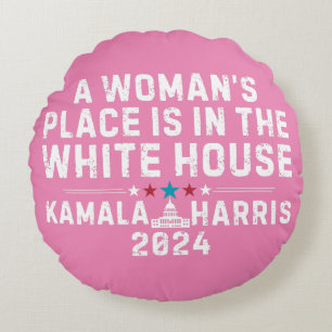 Kamala Harris 2024 - Een plaats voor een vrouw is  Rond Kussen