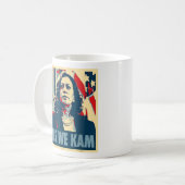 Kamala Harris 2024 Ja We Kam Madam Harris Fun Koffiemok (Voorkant links)