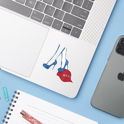 Kamala Harris 2024 stapt op MAGA-Pet Sticker (Laptop met iPhone)