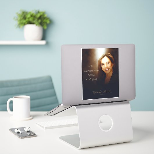 Kamala Harris. American Dream is van ons allemaal Sticker (Laptop op bureau)