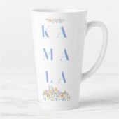 Kamala Harris. Bloemen. Subtiel. Wit en blauw Latte Mok (Rechts)