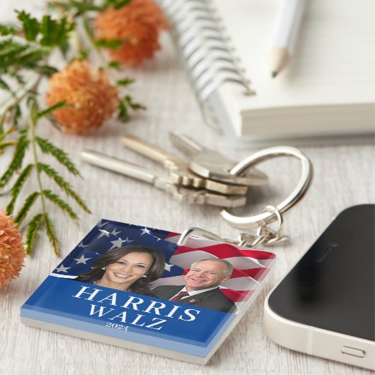 Kamala Harris en Tim Walz 2024 Sleutelhanger (Voorkant Rechts)