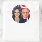 Kamala Harris en Tim Walz Ronde Sticker (Tas)