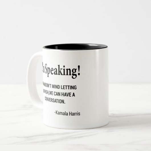 Kamala Harris - Excuseer me, ik spreek Tweekleurige Koffiemok (Voorkant links)