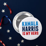 Kamala Harris is Mijn Hero Politiek Ronde Button 5,7 Cm<br><div class="desc">Kamala Harris is Mijn Hero knop. Voor alle zwarte en Indiase vrouwen die het rolmodel democraat Kamala Harris in het witte huis zien als vice-president als inspiratie voor meisjes overal.</div>
